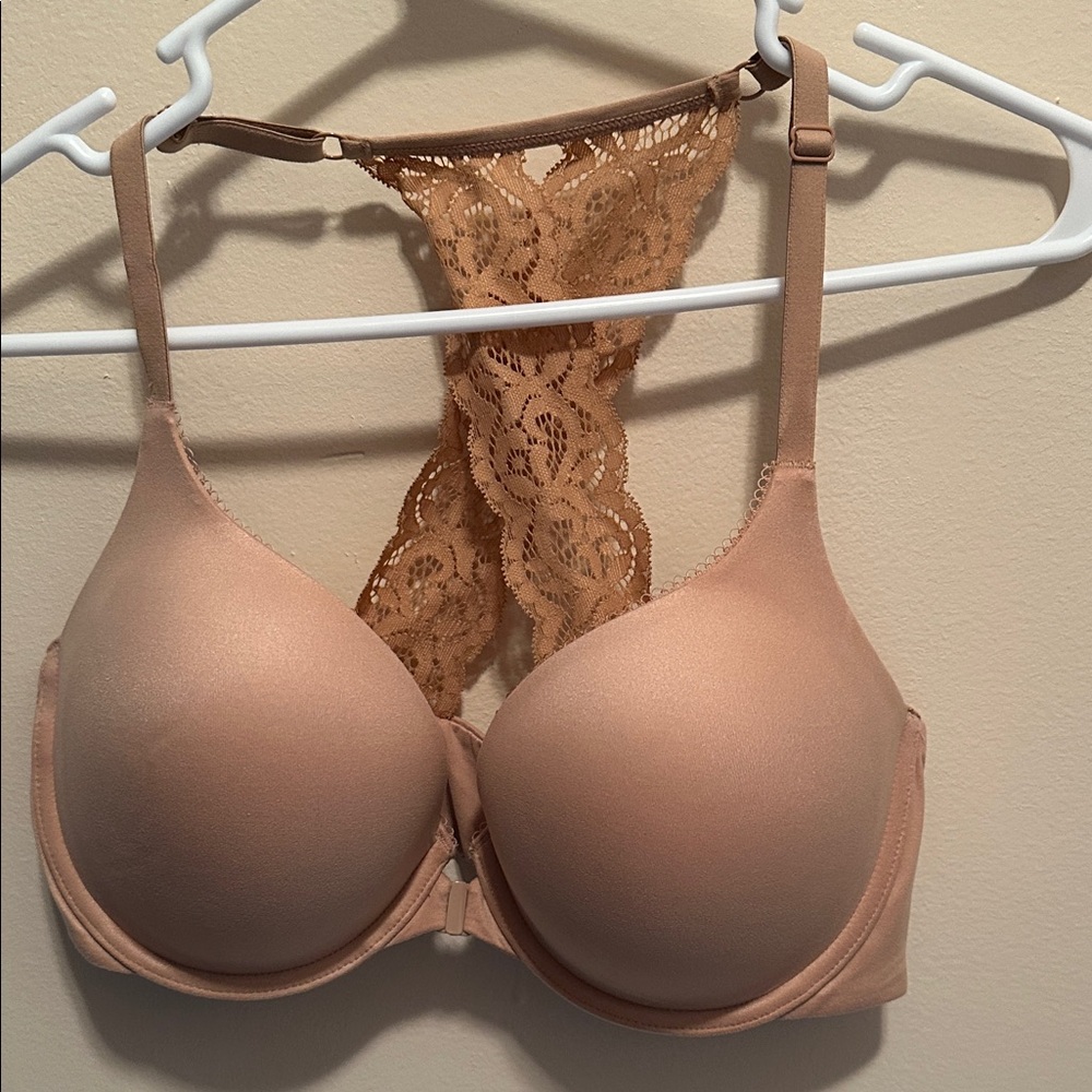Victoria's Secret Tan Lace Bra front closure